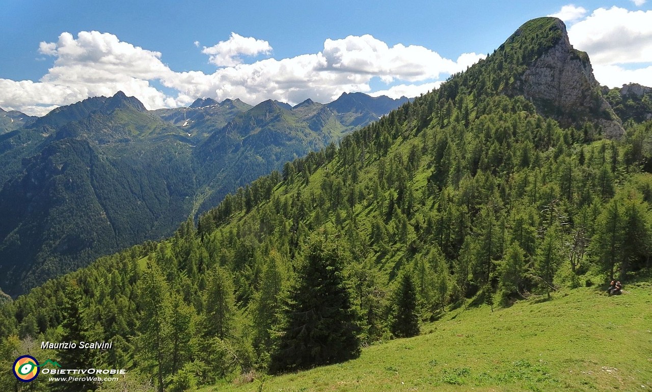 55 Passo di Monte Colle, col panoramico dentino appuntito del Pizzo Badile....JPG